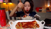 小姐姐吃超级辣白菜图片,辣度惊人