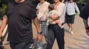 74岁张纪中黑脸训斥老婆：3个保姆都不敢劝架游客也被吓得远离吃瓜 今日爆料